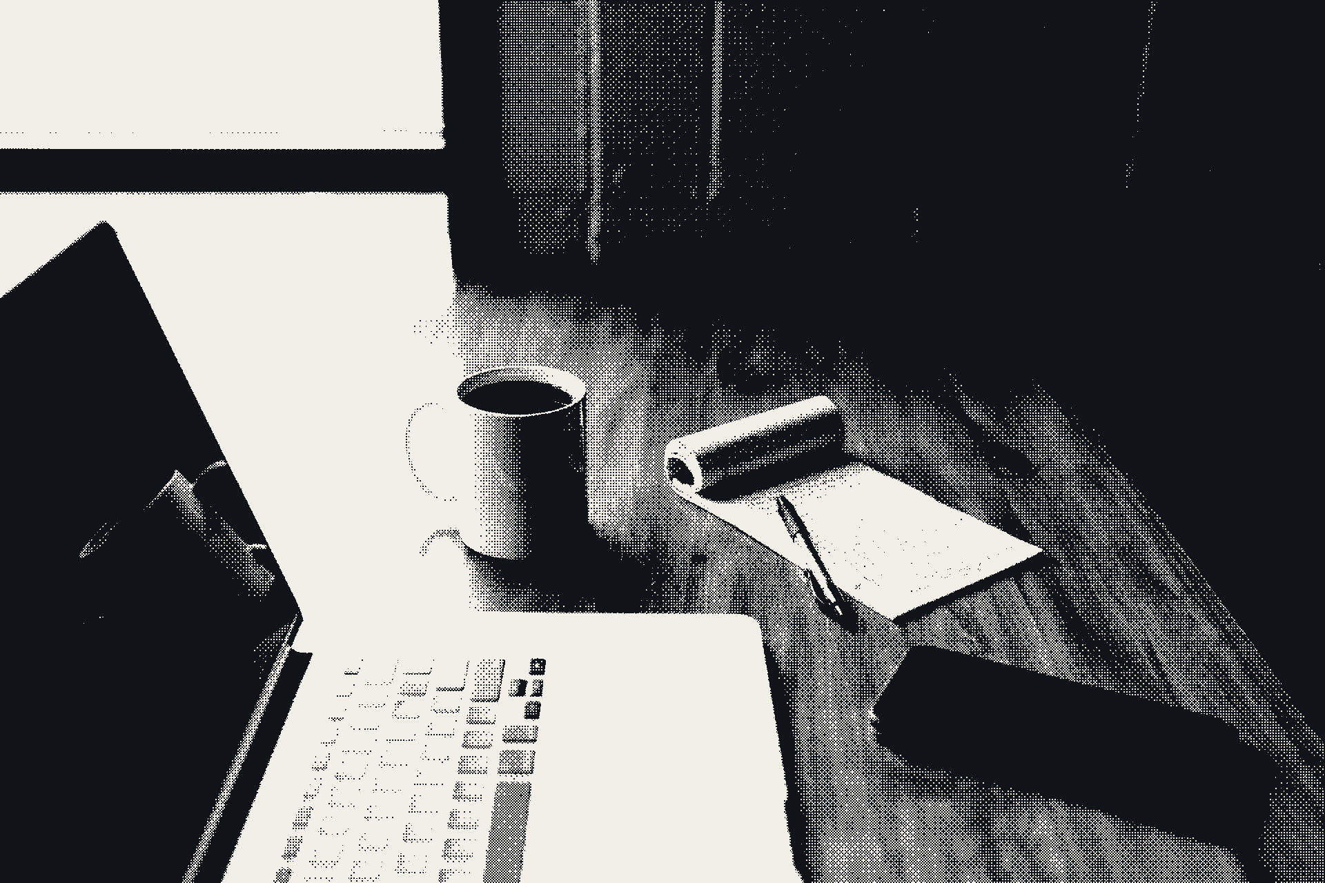 Biurko z laptopem, kawą i notatnikiem — praca nad oprogramowaniem (dithering C.1 Mono)